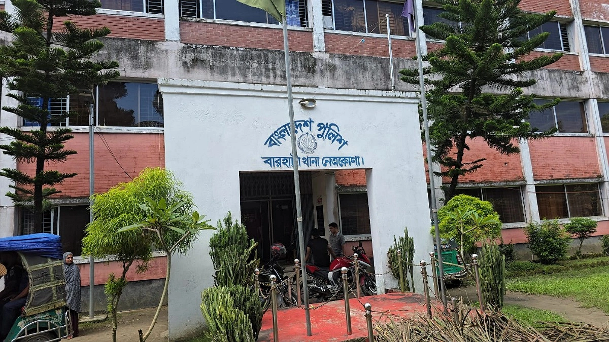 ‘মাদক সেবনে’ দুপুরে গ্রেপ্তার, বিকালে জামিনে এলাকায় ক্ষোভ