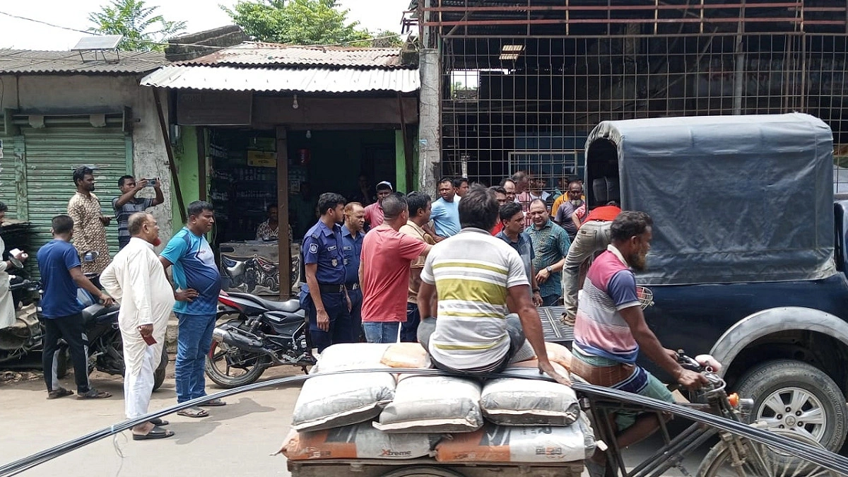 পার্বতীপুর শহরে ভাঙারি ব্যবসায়ীর গোডাউনে ডিবির অভিযান, ১১৪ কেজি তার জব্দ