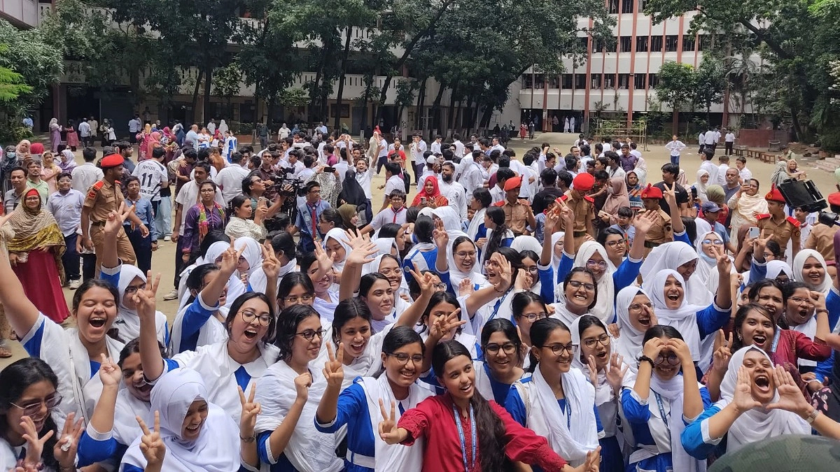 সাফল্যের হাসিতে মুখর মতিঝিল আইডিয়াল, পাস ৯৮ শতাংশ