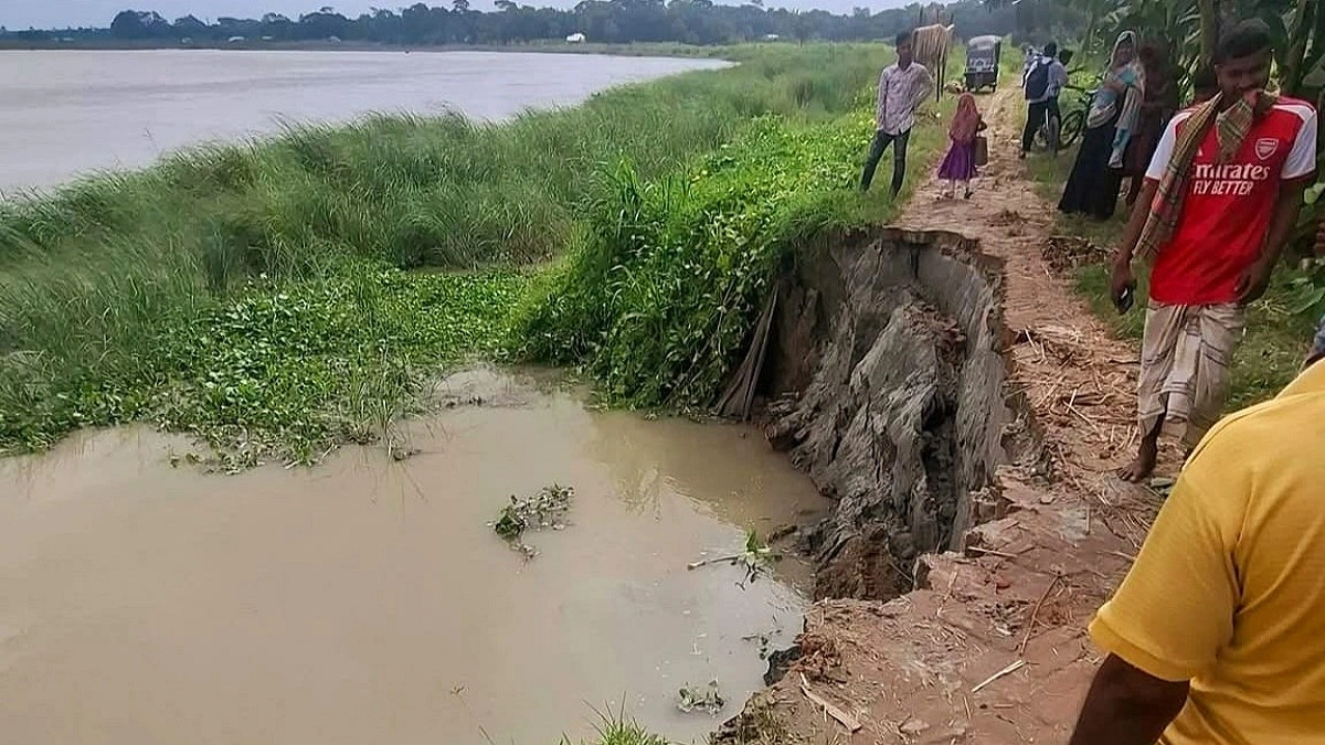 আড়িয়াল খাঁ নদে ফের তীব্র ভাঙন, ঝুঁকিতে বেড়িবাঁধ-সড়ক