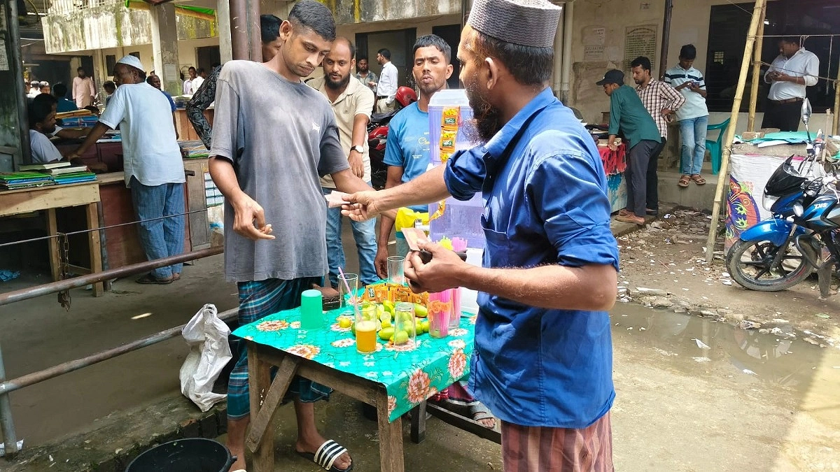 শরবত বিক্রি করে স্বপ্নের পথে শারীরিক প্রতিবন্ধী রানা