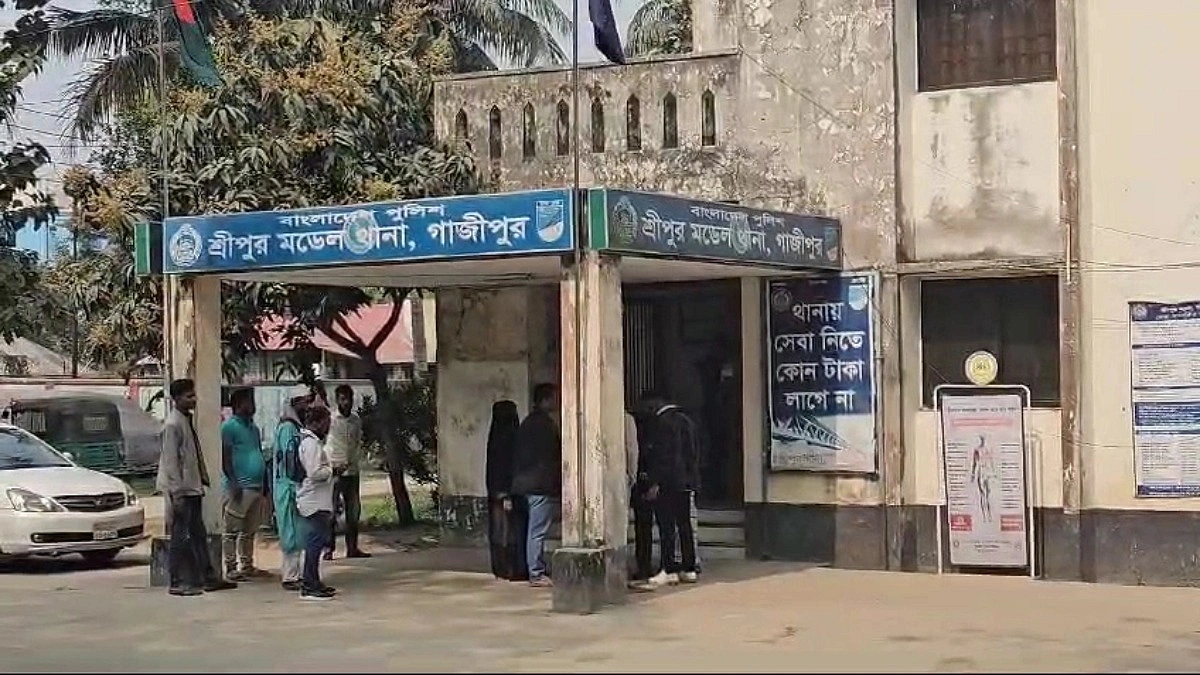 মাটির ঘর ভাঙতে দেয়াল চাপায় প্রাণ গেল যুবকের