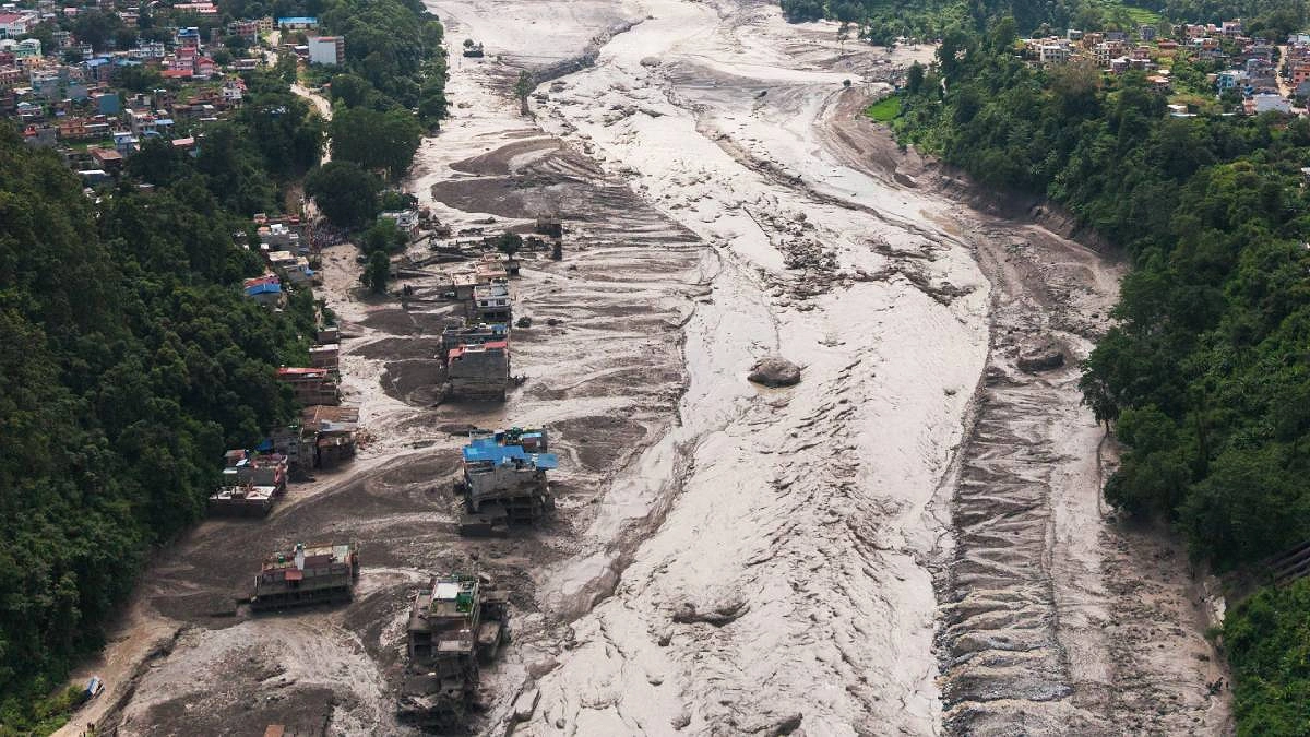 বুধবারের এই দুর্যোগ শুধু আবহাওয়ার কোনো আকস্মিক ঘটনা ছিল না। দুটি প্রক্রিয়ার মিলনে ঘটেছে এই দুর্যোগ। ছবি : রয়টার্স