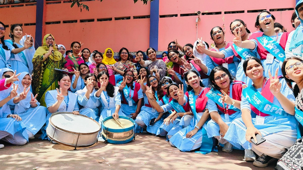 ছাত্রীদের এসএসসি ফল উদযাপনে ফ্রেশ অনন্যা
