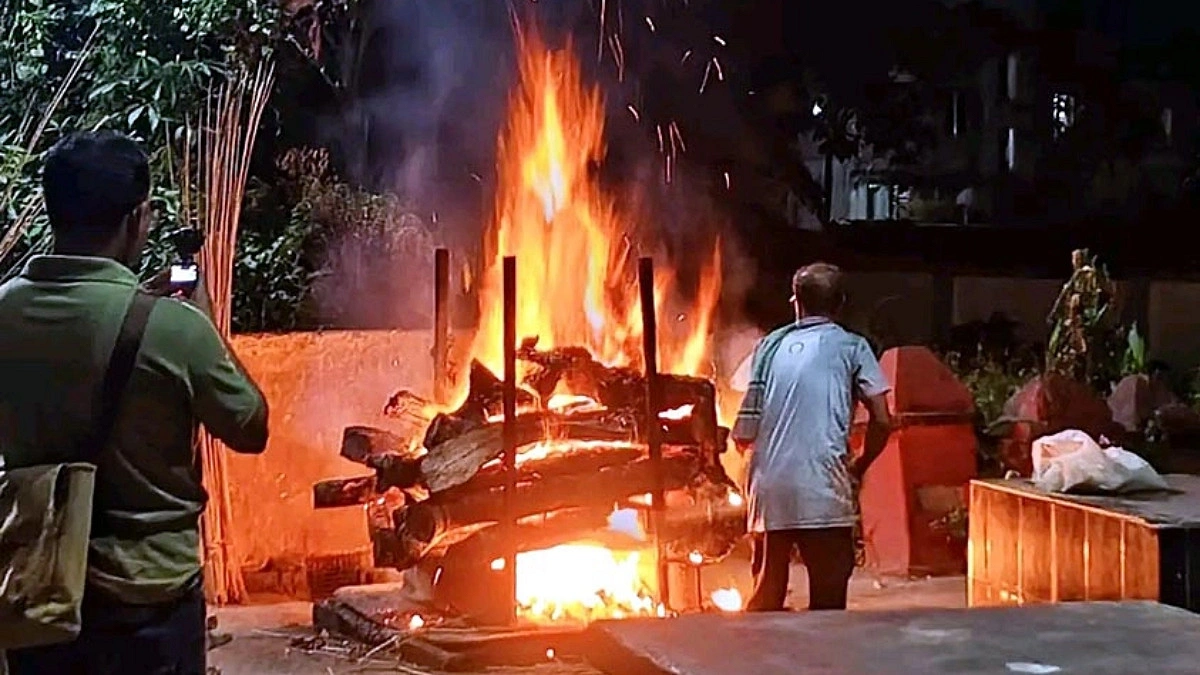 পাশাপাশি জ্বলল চারটি চিতা