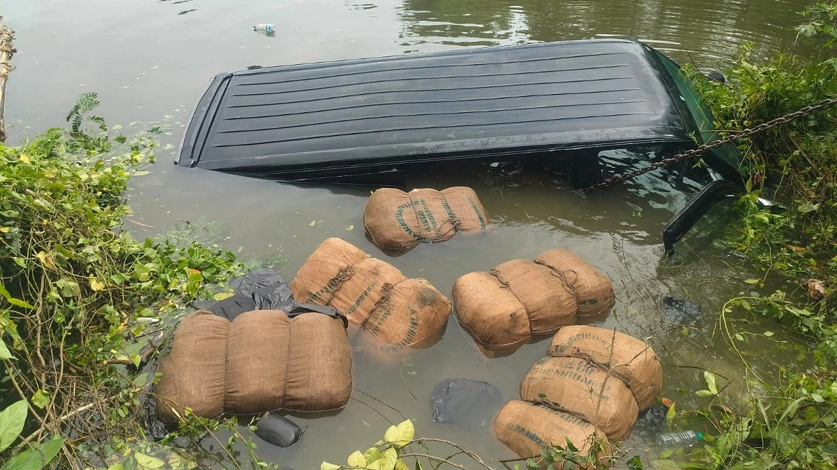 কসবায় পুকুরে পড়ল মাইক্রোবাস, ভেসে উঠল গাঁজার বস্তা