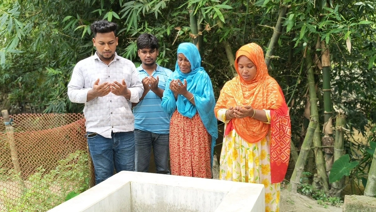 ‘ঢাকা থেকে কত ছেলে ফেরে, আমার ছেলে আর ফেরে না’