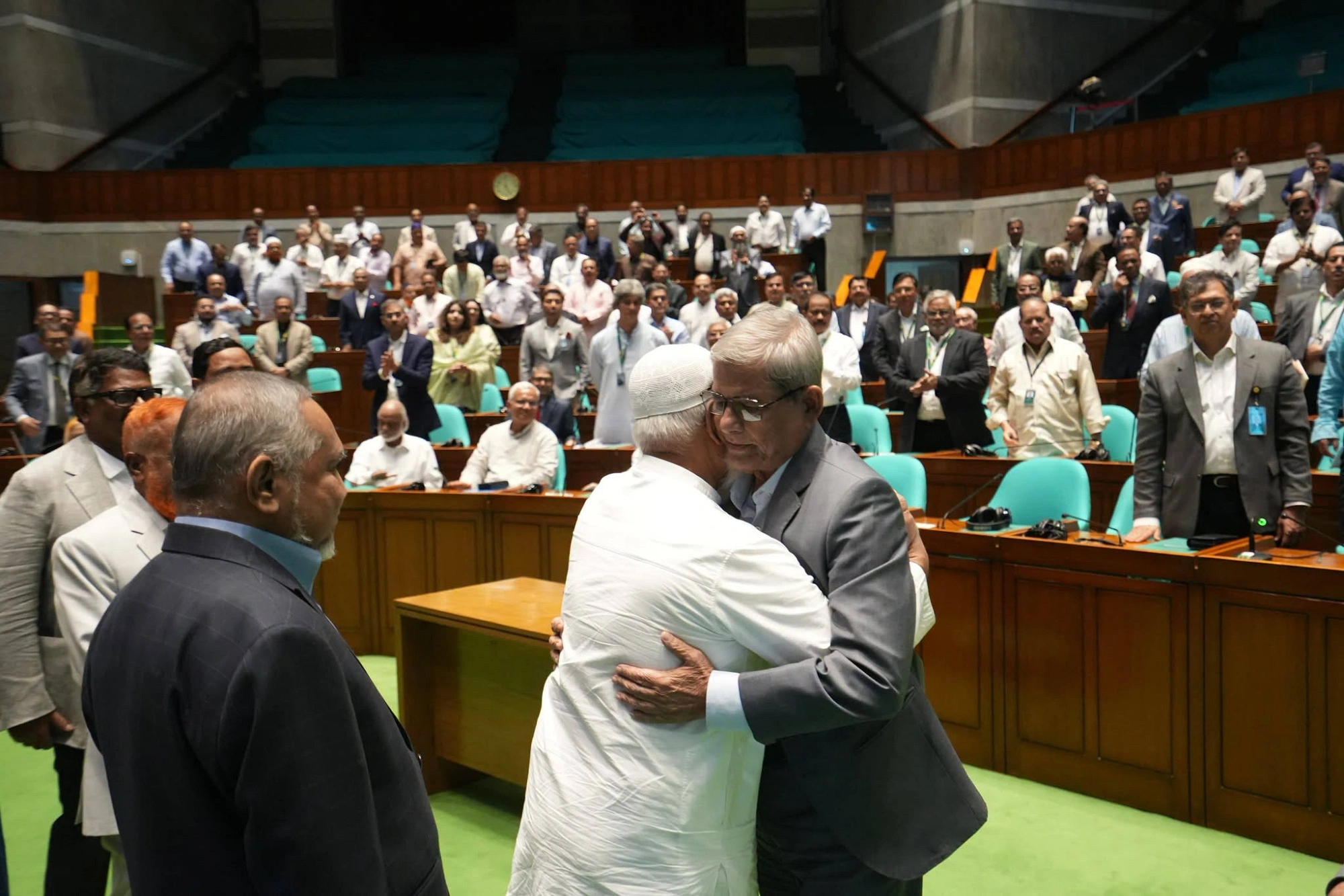 রাষ্ট্রপতি নির্বাচিত হওয়ার পর মির্জা ফখরুল ইসলাম আলমগীর প্রধান বিরোধীদলীয় নেতা ডা. শফিকুর রহমানের সঙ্গে কোলাকুলি করছেন।