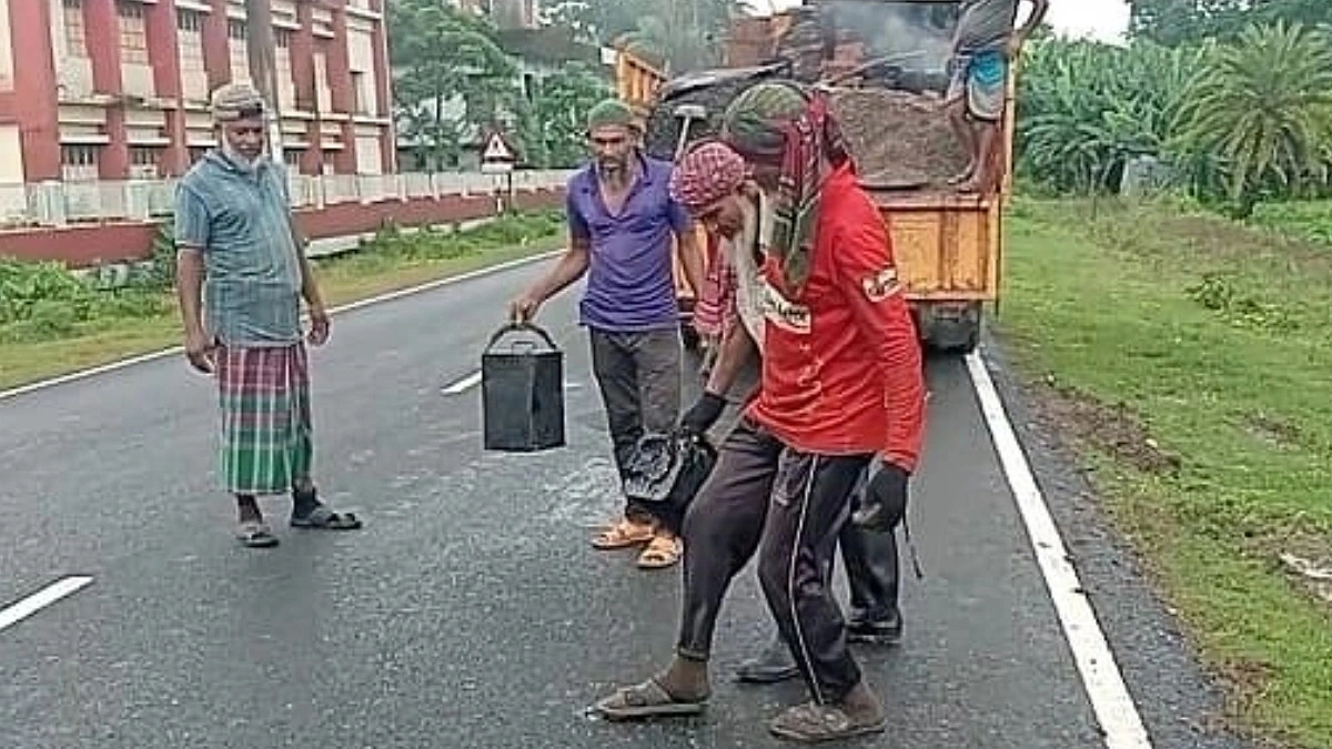 বৃষ্টির মধ্যে সড়ক সংস্কার, দায়সারা কাজ করে অর্থ লোপাট!
