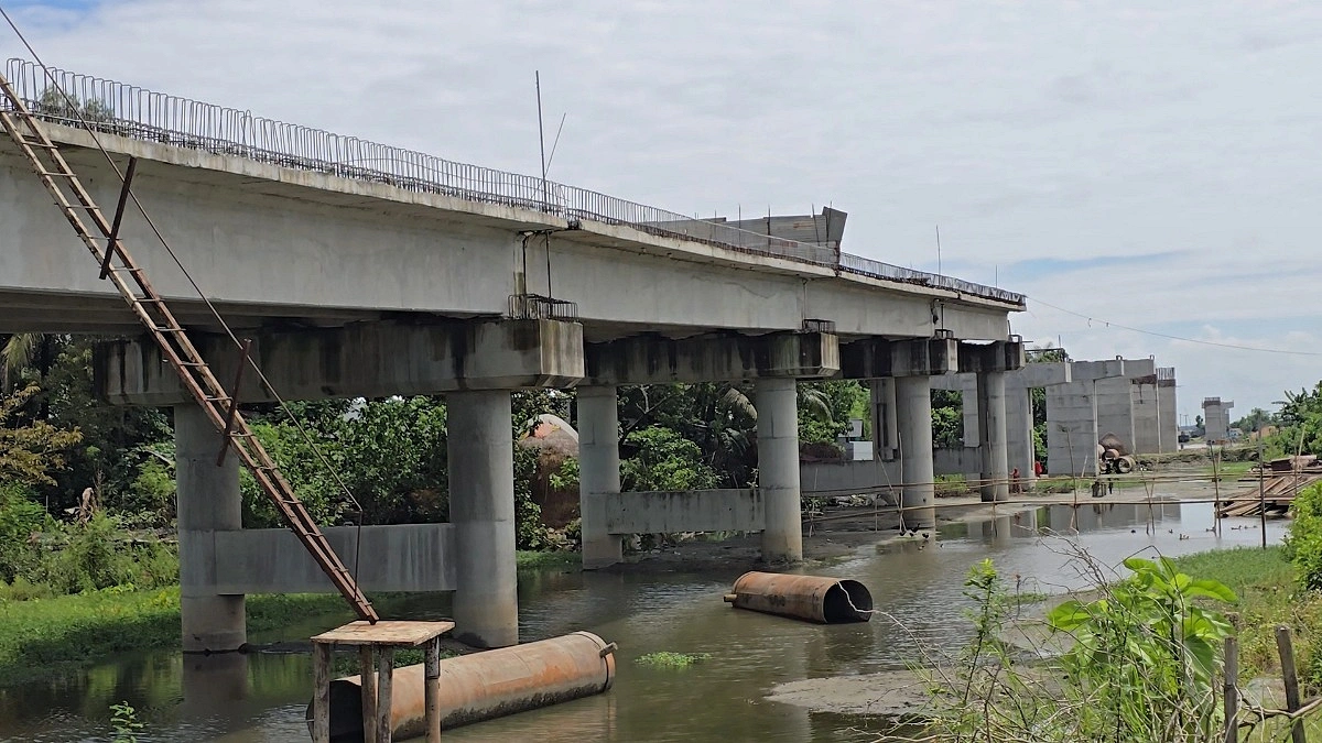ঠিকাদার উধাও, মেঘনায় থমকে ১৭৭ কোটি টাকার সেতু