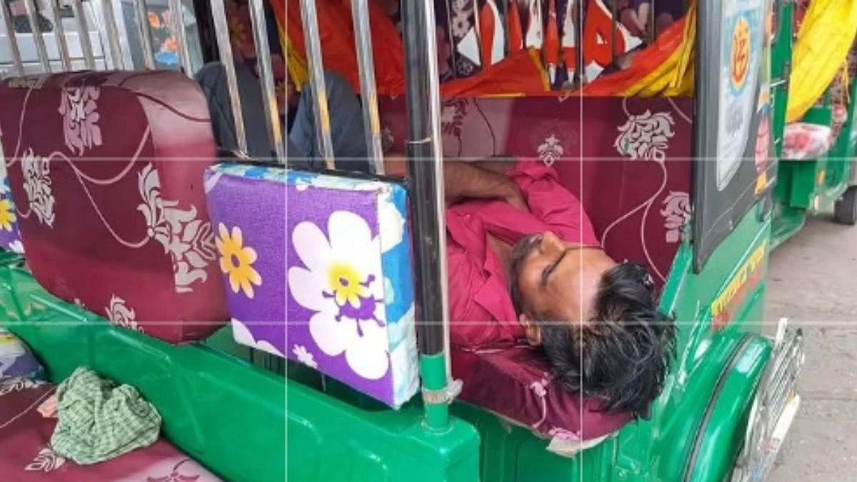 লাইনে দাঁড় করিয়ে রাখা সিএনজি অটোরিকশায় ঘুমিয়ে পড়েছেন এক চালক
