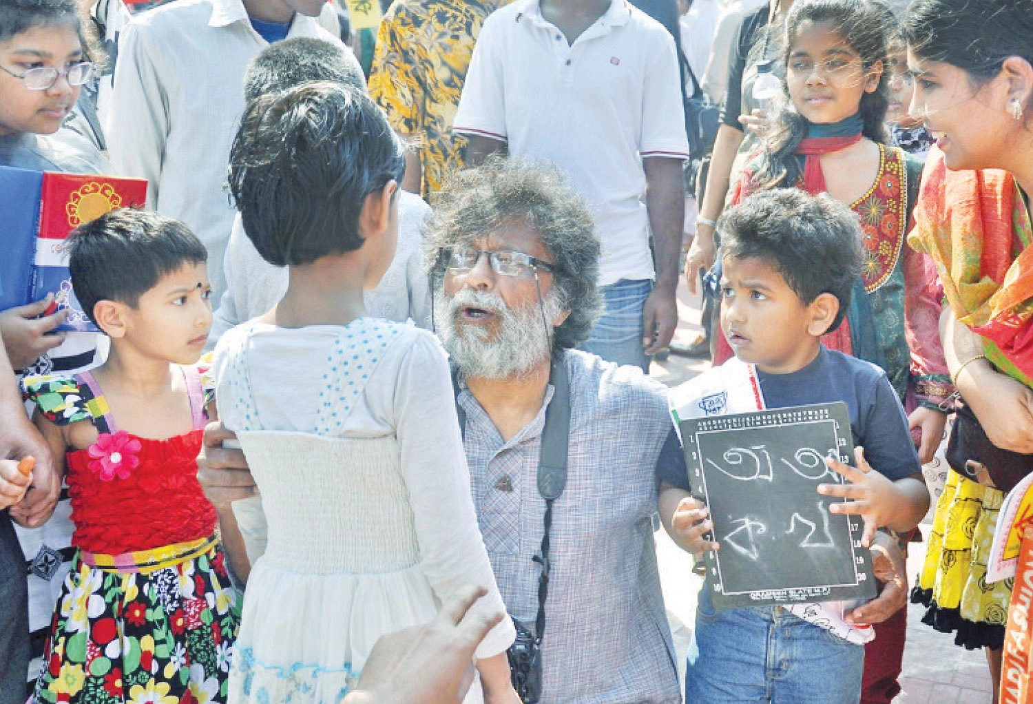 হাতেখড়ি ও বর্ণমালা লেখা প্রতিযোগিতায় শিশুদের সঙ্গে - কিশোর কর্মকার হাতেখড়ি ও বর্ণমালা লেখা প্রতিযোগিতায় শিশুদের সঙ্গে - কিশোর কর্মকার