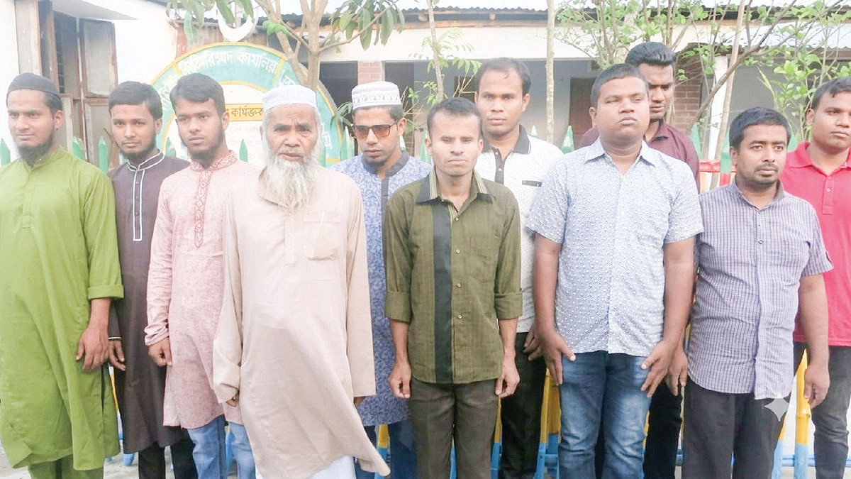 অন্ধকারে আলোর দ্যুতি আবুল হোসেন