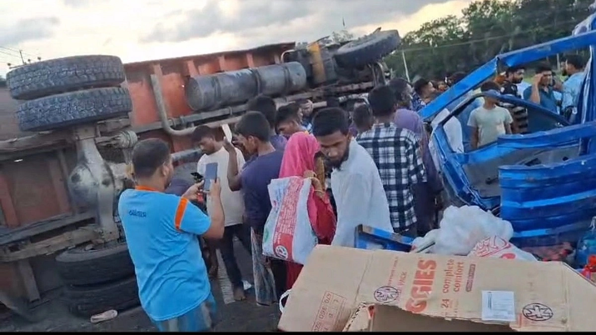 পিকআপে যাচ্ছিলেন পীরের মাজারে, ট্রাক চাপায় নিহত ৪