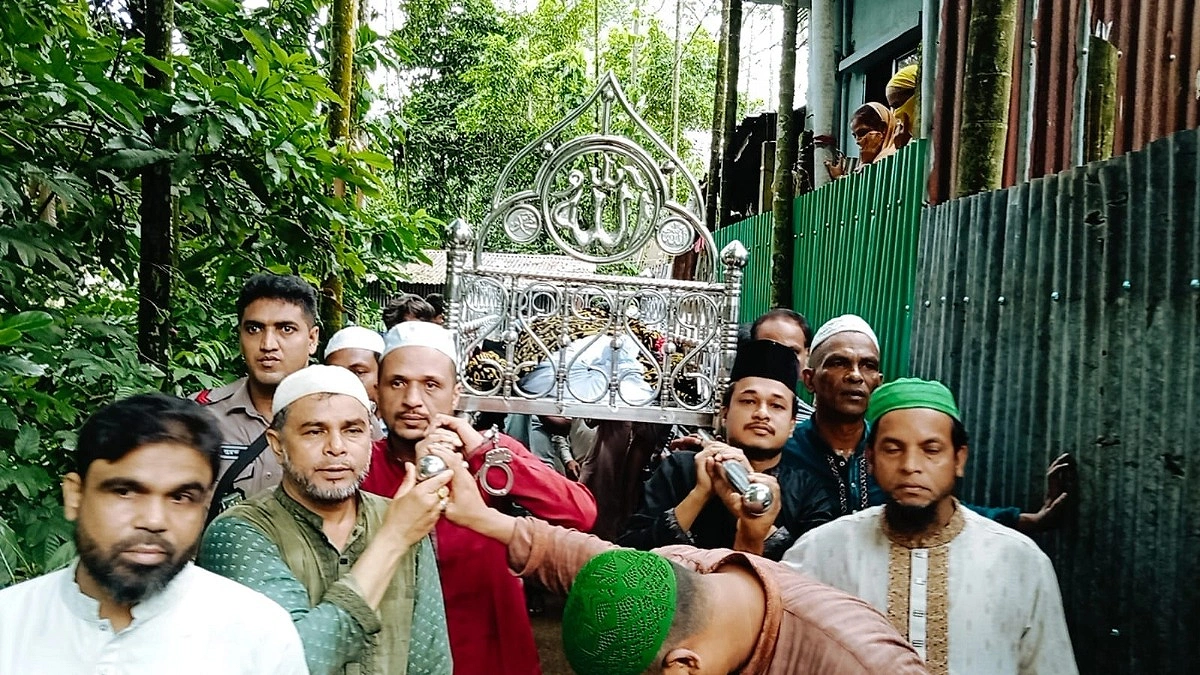 হাতে হাতকড়া, কাঁধে বাবার লাশ