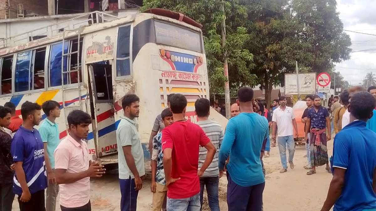নড়াইলে বাসচাপায় পথচারী নিহত, চালক আটক