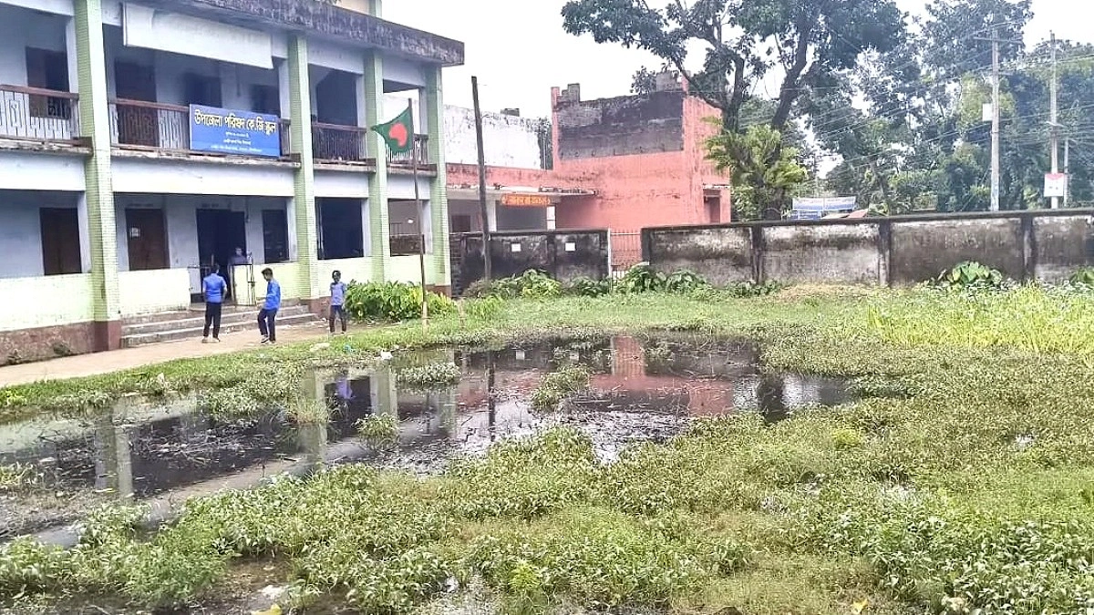 স্কুল মাঠে জলাবদ্ধতা, শিক্ষার্থীদের দুর্ভোগ