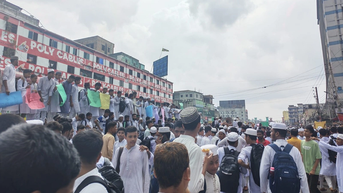 ফুটওভার ব্রিজ নির্মাণের দাবিতে শিক্ষার্থীদের মহাসড়ক অবরোধ