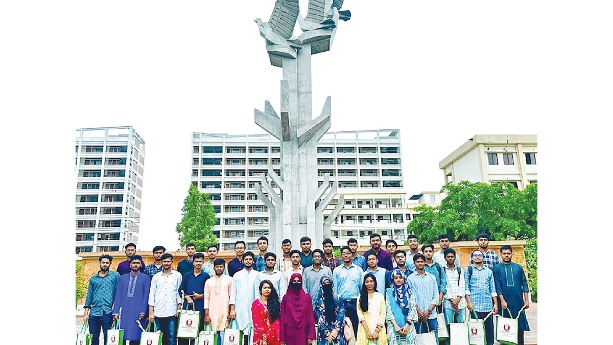 পাবিপ্রবি ইনডোর প্ল্যান্ট দিয়ে নবীনবরণ