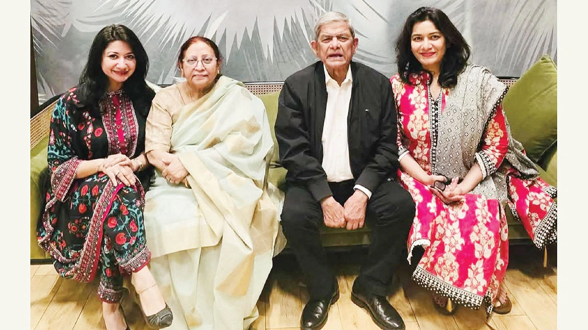 স্ত্রী ও দুই মেয়ের সঙ্গে মির্জা ফখরুল ইসলাম আলমগীর ছবি: সংগৃহীত