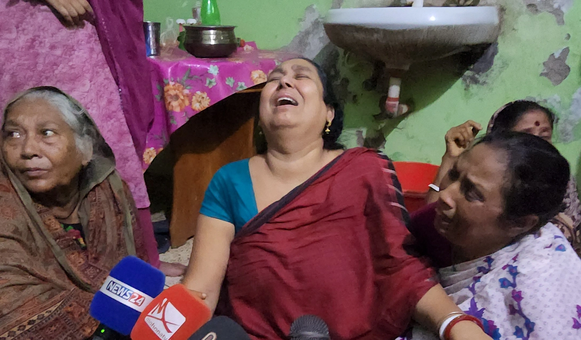 সন্তান, তার স্ত্রী ও নাতি হারিয়ে মুর্ছা যাচ্ছেন মা স্বপ্না। ছবি: আগামীর সময়