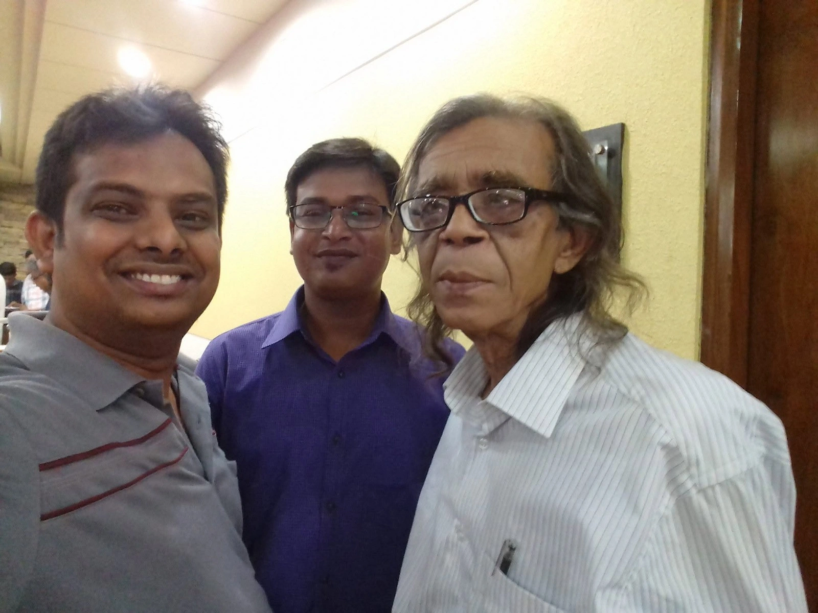বুলবুল চৌধুরীর সঙ্গে শিমুল সালাহ্উদ্দিন, এক ঈদ সংখ্যার পুনর্মিলনীতে, মাঝখানে কবি নওশাদ জামিল