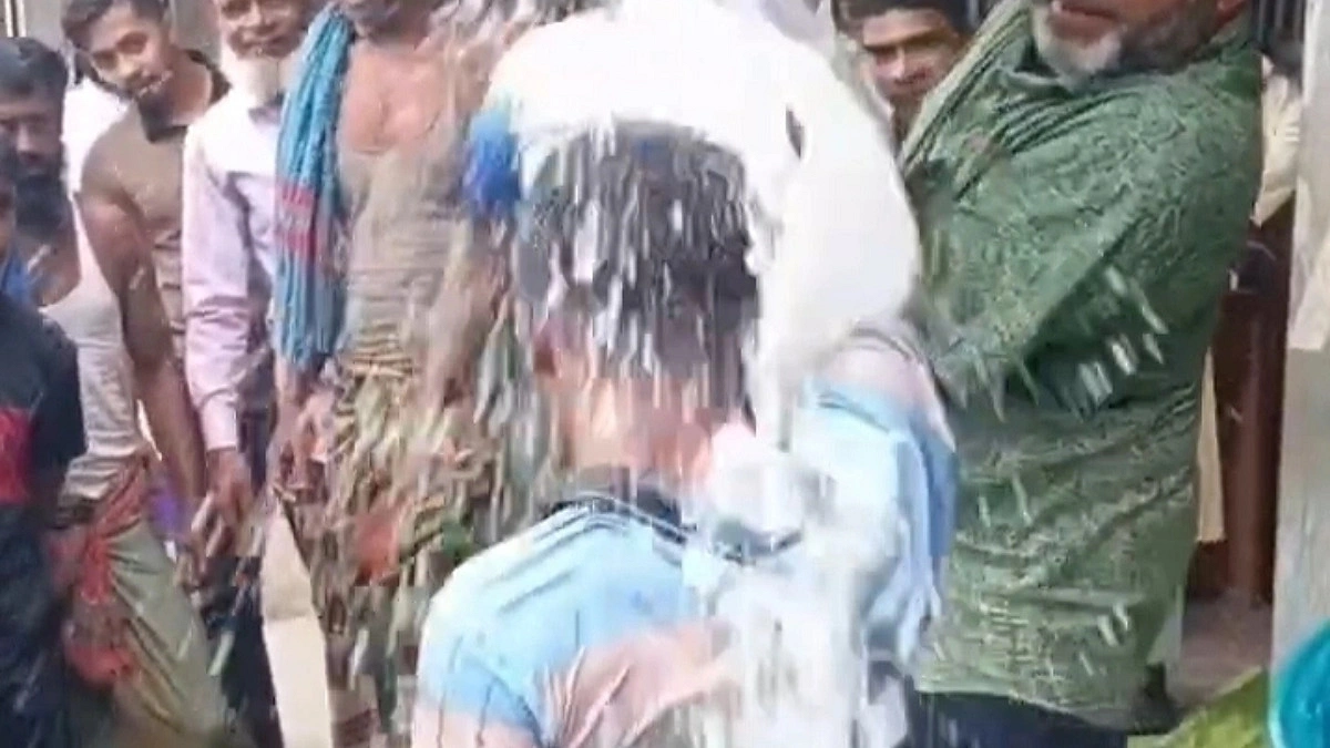 দুধে পানি, বিক্রেতার মাথায় ঢালা হলো সেই দুধ