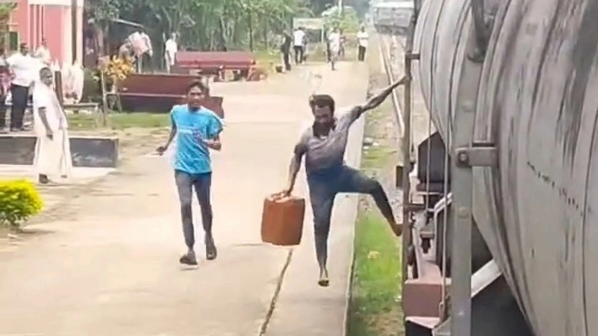 রাজশাহীতে চলন্ত ট্রেন থেকে তেল চুরি, ভিডিও ভাইরাল