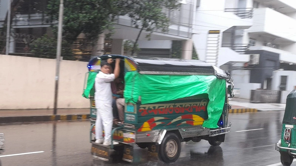 গণপরিবহনে বাড়তি ভাড়া আদায় চলছেই