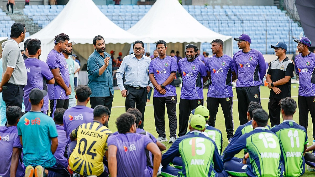 অনূর্ধ্ব-১৯ দলের জয়ের পর উৎসাহ দিচ্ছেন বিসিবির সভাপতি তামিম ইকবাল।
