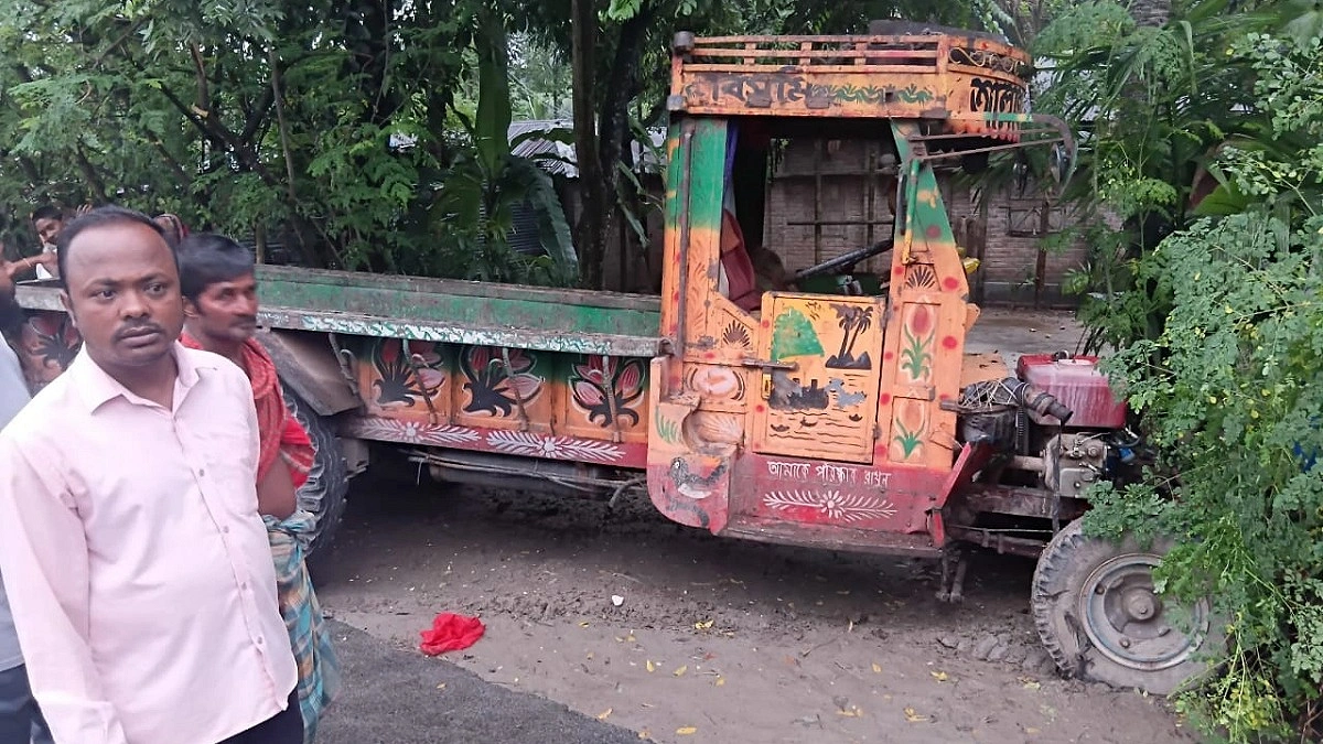 নাটোরে তিন গাড়ির সংঘর্ষে শ্রমিক নিহত, আহত ২