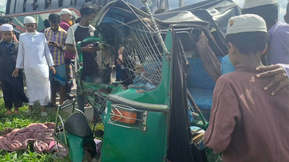 কটিয়াদীতে অটোরিকশায় কাভার্ডভ্যানের ধাক্কা, দাদি-নাতনিসহ নিহত ৩