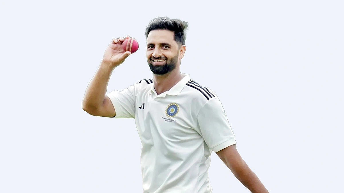 জুতা ধার করে খেলা ছেলেটি...