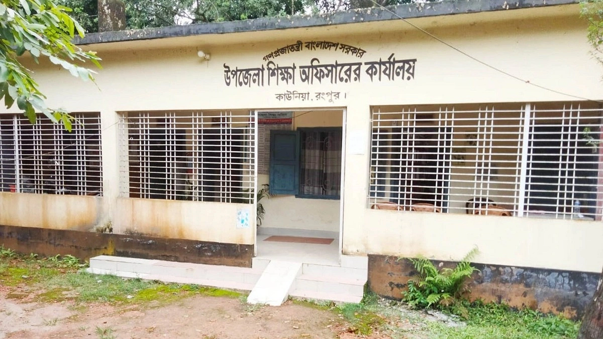 কাগজে ভর্তি শ শ, ক্লাসে সাকল্যে ২০ জন
