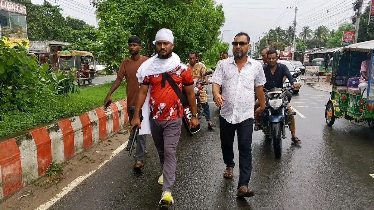 মাথায় কাফনের কাপড় বেঁধে অস্ত্র হাতে সাবেক ছাত্রদল নেতার মহড়া