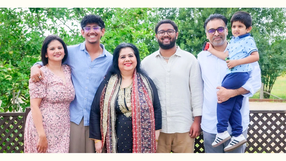 মেয়ে তানির পরিবারের সঙ্গে রুনা লায়লা