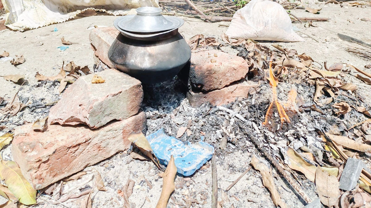 খড়ির আগুনেই চলছে সংসার