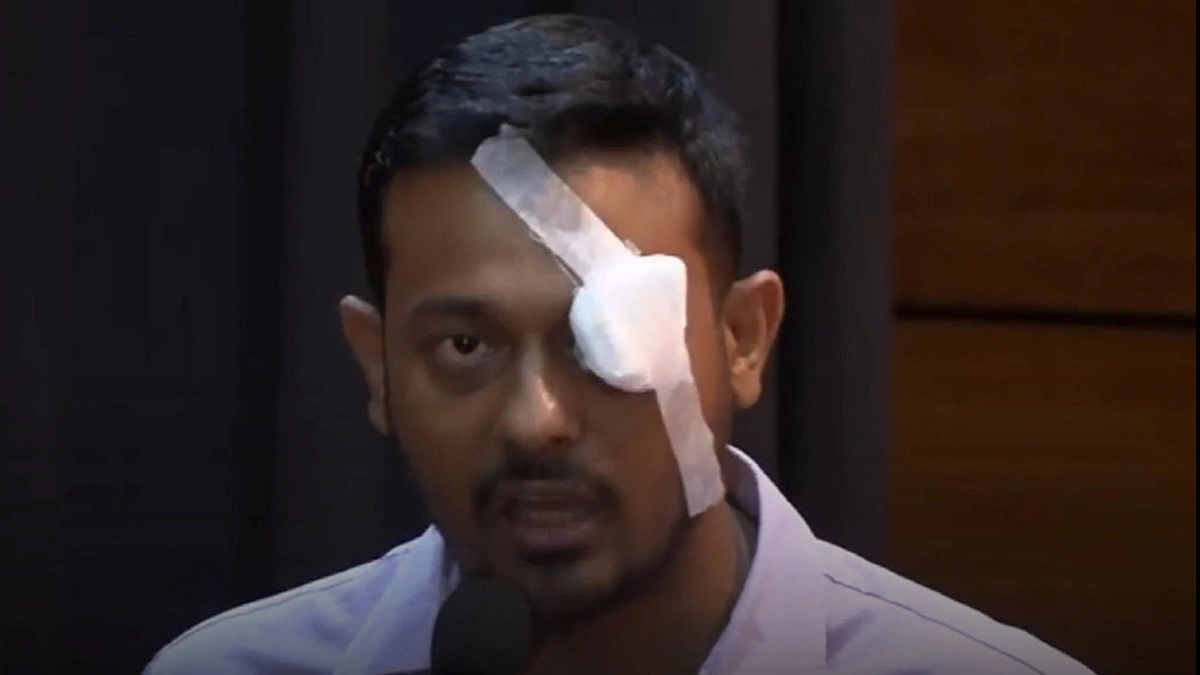 চোখে ব্যান্ডেজ লাগিয়ে অনুষ্ঠানে নাসীরুদ্দীন পাটওয়ারী