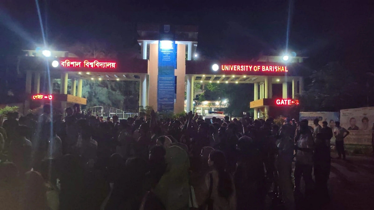 ঢাকা-কুয়াকাটা মহাসড়ক অবরোধ ববি শিক্ষার্থীদের
