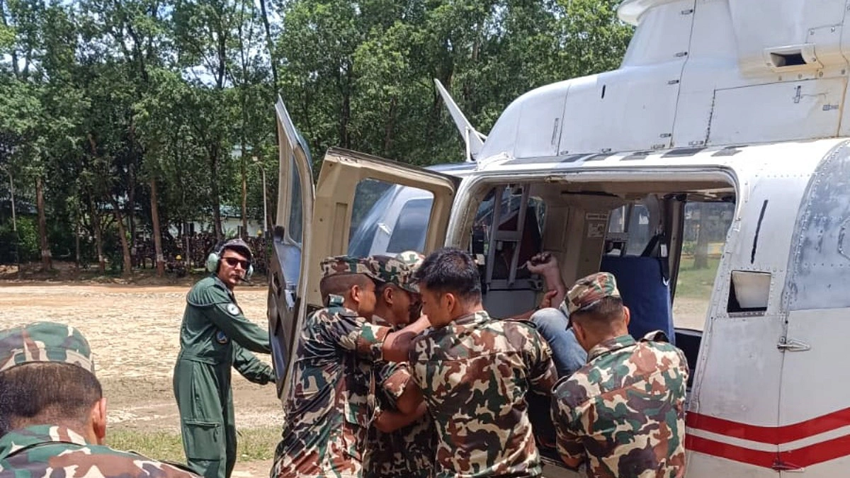 উদ্ধার কার্যক্রমে ১৪টি হেলিকপ্টার ব্যবহার করছে কর্তৃপক্ষ। ছবি : সংগৃহীত