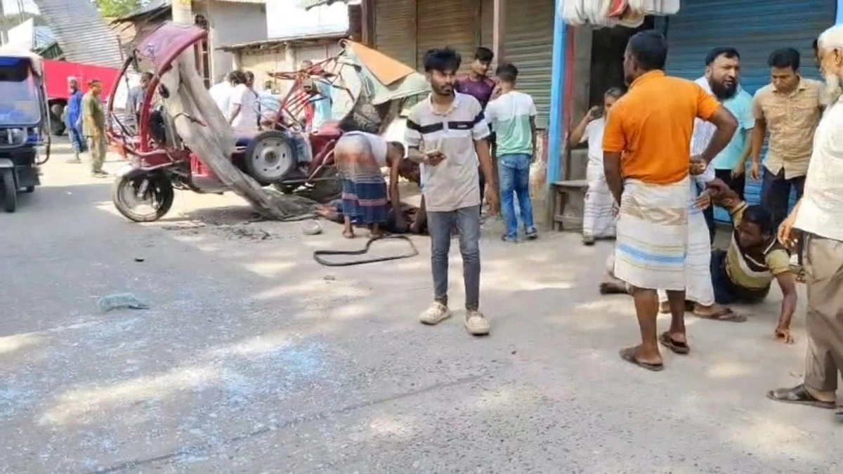 হাতীবান্ধায় ট্রাক ঢুকল শো-রুমে, প্রাণ গেল ২ জনের