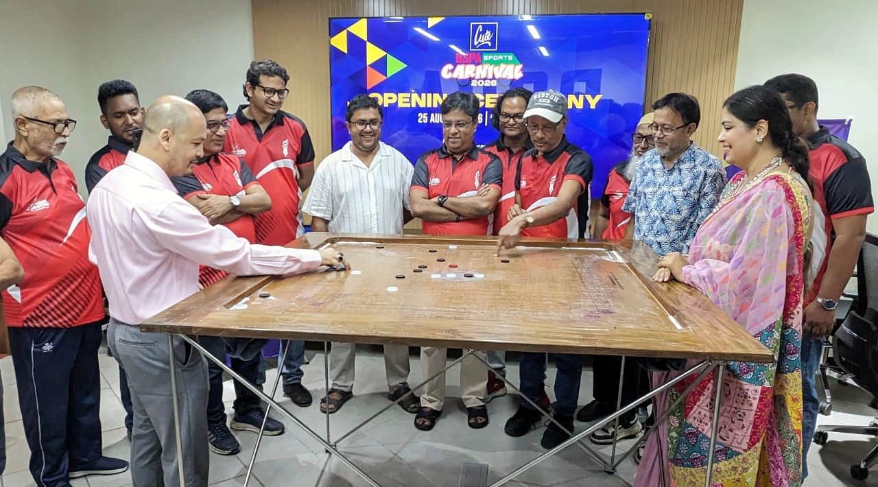 দুই অতিথি ক্যারম খেলার মধ্য দিয়ে কিউট-বিএসপিএ স্পোর্টস কার্নিভালের উদ্বোধন করেন।