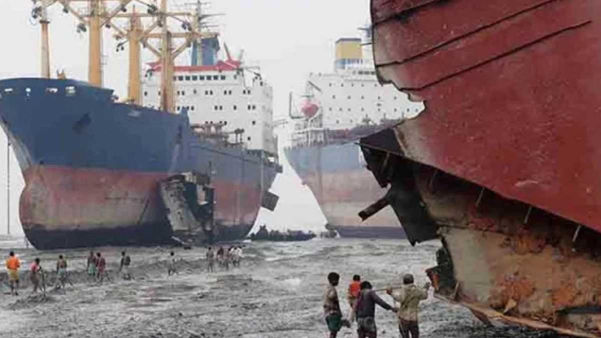 সীতাকুণ্ডের জাহাজভাঙা কারখানায় বিষাক্ত গ্যাসে ৩ শ্রমিক নিহত