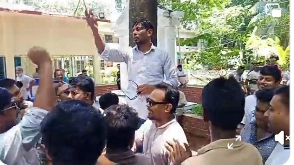 ফ্যামিলি কার্ড তথ্য সংগ্রহকারী নিয়োগে অনিয়মের অভিযোগে ছাত্রদলের বিক্ষোভ