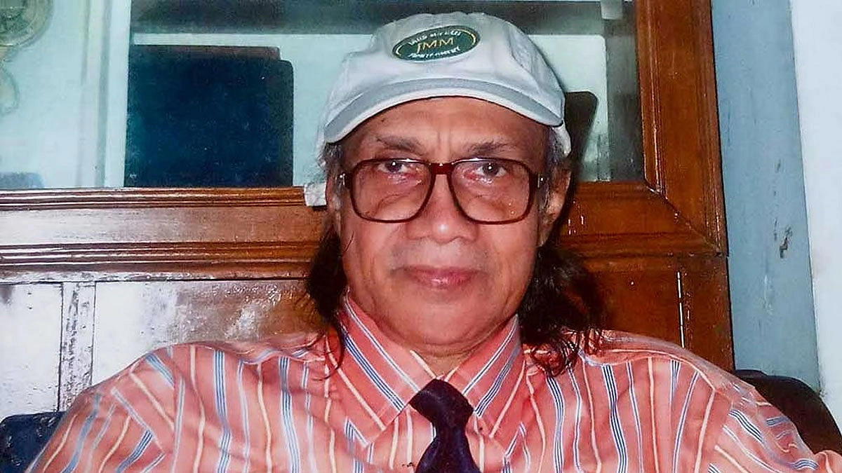 আজিজ মার্কেটের অধুনালুপ্ত অন্তরে রেস্তোঁরায় কবি আবদুল মান্নান সৈয়দ; এখানেই অনুজদের সঙ্গে আড্ডা দিতে পছন্দ করতেন তিনি
