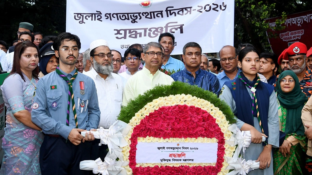 জুলাই শহীদ স্মৃতিস্তম্ভে মুক্তিযুদ্ধ মন্ত্রণালয়ের পুষ্পস্তবক অর্পণ
