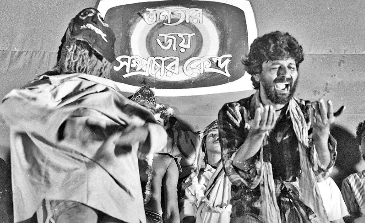 ’৯০ -এর গণআন্দোলনে জনতার জয় সম্প্রচার কেন্দ্রে ‘জাগে লক্ষ নূর হোসেন’ পথনাটকে পারফরম্যান্স - সফিকুল আলম কিরন ’৯০ -এর গণআন্দোলনে জনতার জয় সম্প্রচার কেন্দ্রে ‘জাগে লক্ষ নূর হোসেন’ পথনাটকে পারফরম্যান্স - সফিকুল আলম কিরন