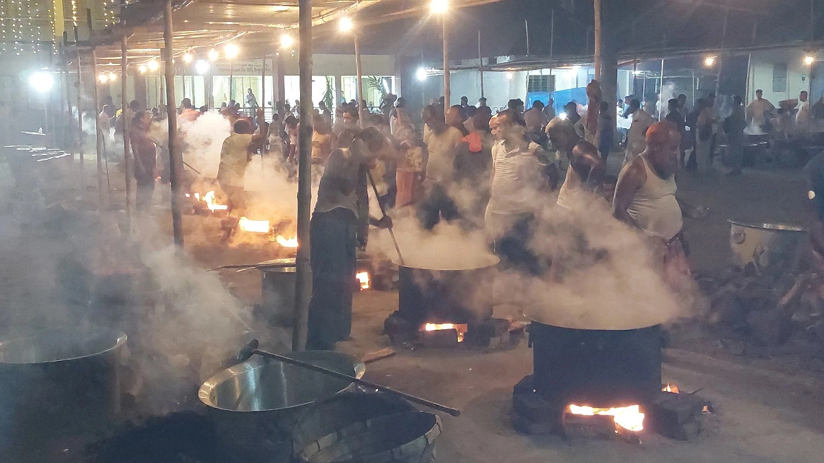 ২০০ হান্ডি ও ৪৬ চুলায় রান্না হচ্ছে তবারক
