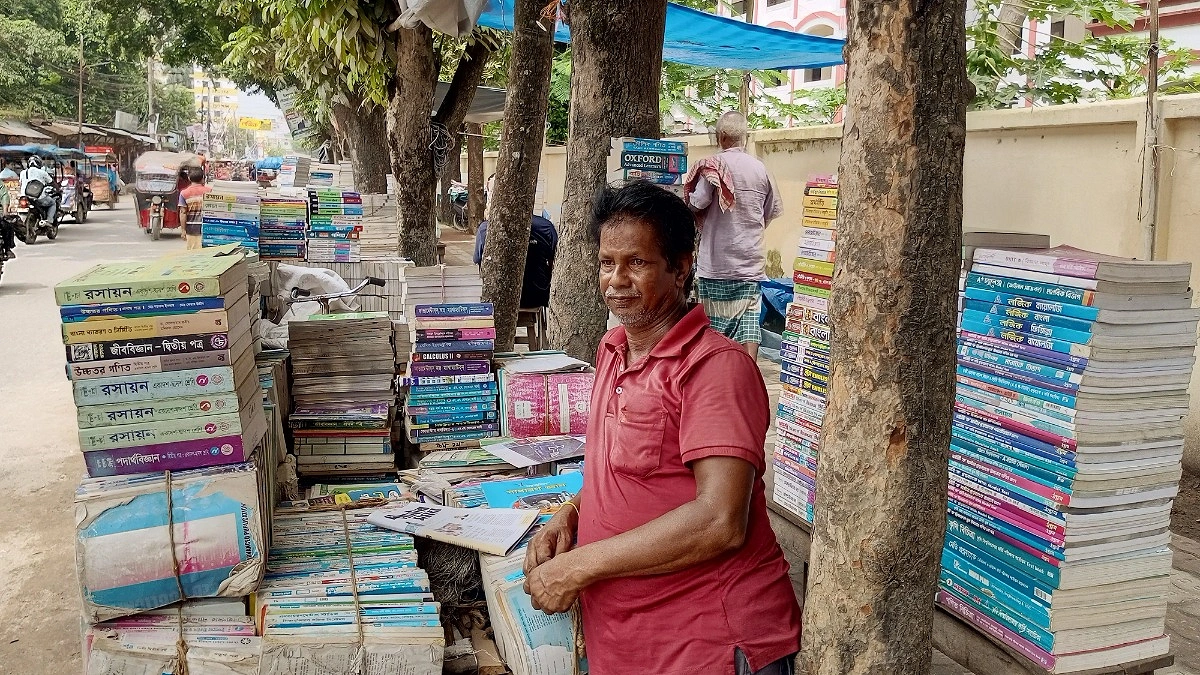 পুরনো বইয়ের ভাঁজে জীবিকার গল্প