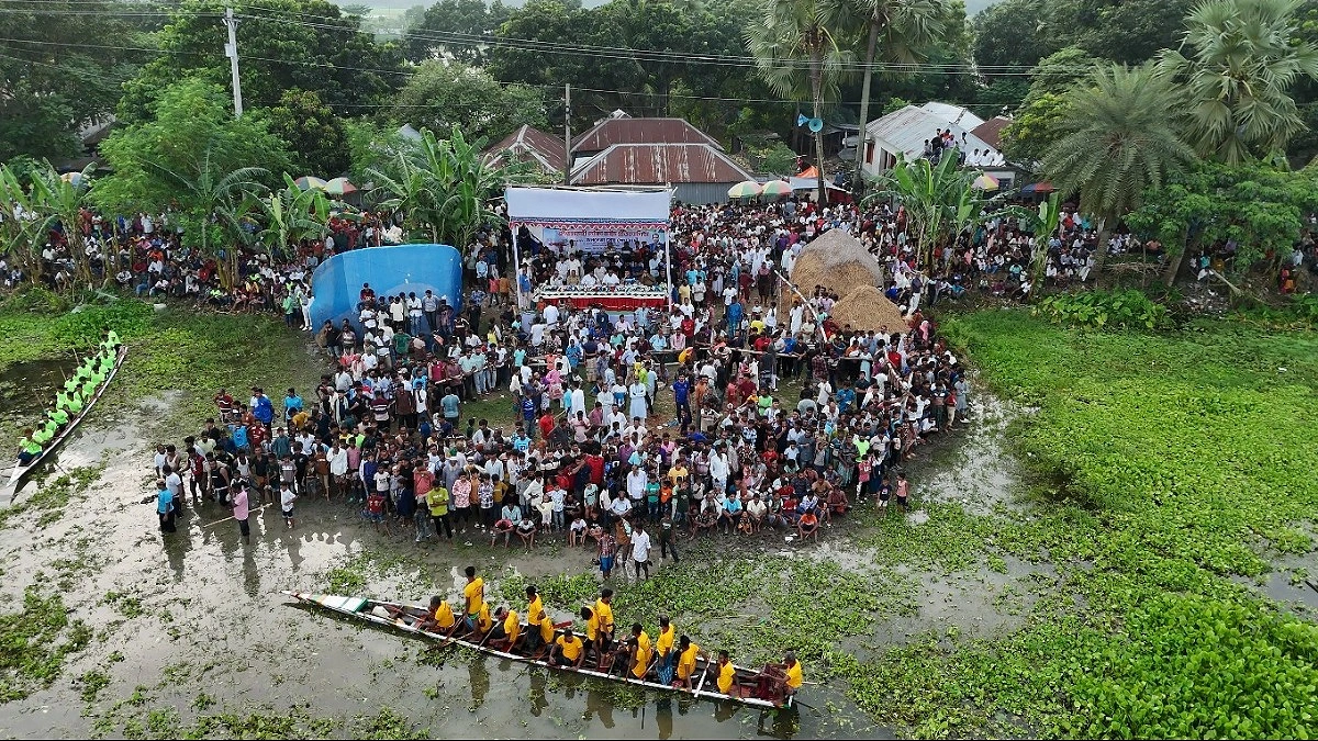 বৈঠার ছন্দে ফিরল সোনালি দিন, মুখর কুমারখালীর বহলবাড়িয়া বিল